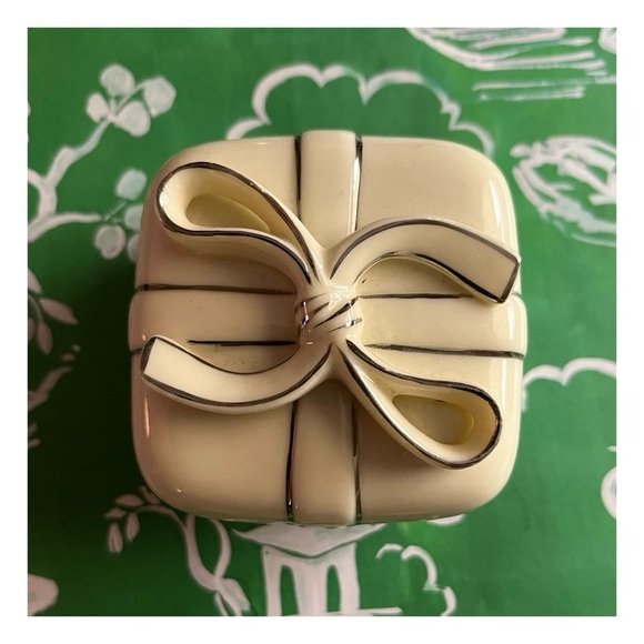 Vintage Porcelain Trinket/Ring Box with Bow Topped Lid - Picture 8 of 12